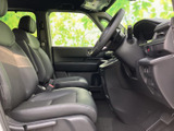 運転席と助手席はゆったりとした形状で、座った際に身体を預けやすい印象です。前方の視界も広く、落ち着いた色合いの室内は日々の移動を快適に過ごせる空間です。