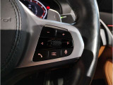 運転中にもオーディオの音量やFMの切り替えなどステアリングでの操作で切り替え可能なため、ステアリングから手を放す必要がない為、運転中でも操作が簡単でございます。