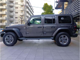ホイールアーチが台形なのはJeepのみのデザインになり、ここを見てもJeepとすぐ分かります!