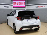 ハッチバックなので、バックドアは上に開きます♪大きな荷物の出し入れがしやすくなります。便利ですよ♪