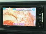 テレビ番組を画面で楽しめる装備です。停車中の休憩時間などに映像を視聴でき、待ち時間も過ごしやすくなります。画面操作から番組を選べるため、日常の使い勝手にも配慮されています。