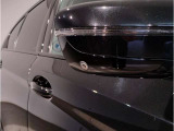 BMWのミラーは車種によって異なりますがレーンチェンジウォーニングが装備されております。詳しくは当店スタッフまでお問い合わせくださいませ。