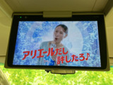 天井に設置されたモニターで映像を楽しめる装備です。後席の乗員にも画面が見やすい位置にあり、停車中の待ち時間など、車内で過ごす時間に活用できます。