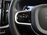 【パイロットアシスト】前方車を自動追従するアダプティブクルーズのほか、ステアリング操舵も行う進化型クルーズ『パイロットアシスト』を搭載。車体を車線内へと適正に維持しつつ先行車を忠実に追従します。