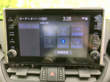 AM・FMのほか、USBやBluetoothなど複数の音源が画面に並び、使いたい項目を選びやすい表示です。通勤や遠出など、日々の移動に合わせて音楽やラジオを楽しめる便利な装備です。