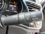 オートヘッドライト標準装備です。車外の明るさに応じて自動的にヘッドライトの点灯・消灯をしてくれます。トンネルの出入り口などで活躍してくれます。