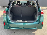 バックドアは大きく開きます。定員乗車時でも十分広いラゲッジスペースを確保しています