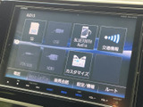 SDやUSB、Bluetooth Audioなど複数のメニューを表示。交通情報やカスタマイズ項目も選べるため、使いたい機能を画面から確認しやすく、日常の移動に役立ちます。