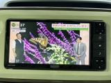 テレビ番組を画面で楽しめる装備です。停車中に映像を視聴できるため、休憩時間などに車内で過ごすひとときを充実させられます。運転中は画面を注視せず、安全にご利用ください。