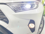 【LEDヘッドライト】悪天候や夜間走行時も良好な視界を確保し安心して運転できる高輝度LEDヘッドライトを装備!点灯速度が早く、消費電力も抑えられています。
