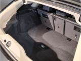 BMWではスペアタイヤが非搭載となるため、スペースは拡大されており、収納スペースとして利用可能。トランクの下にも収納スペースがあり、意外と役に立つスペースでございます。