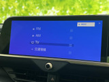 FM・AM・TV・交通情報などの項目が画面に並び、目的に合わせて選びやすい構成です。設定項目も確認しやすく、日常の移動中に使いたい機能へスムーズにアクセスできます。