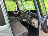 明るい色合いの内装と大きな窓が、運転席まわりに開放感をもたらします。前席はゆったりとした座面で、乗り降りもしやすい印象。視界も広く、毎日の移動を快適に支えます。