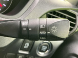 レバーには操作位置を示す表示があり、運転席から確認しやすい設計です。手元にまとまった灯火類の操作部で、必要なときに迷わず扱いやすいのが魅力です。