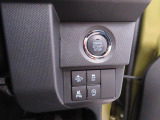 後退時に車両の後ろ側をモニター画面に表示します。車庫入れなどでバックする際に後方確認ができて便利です。車庫入れが苦手な人もこれで安心。