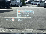 人気のヘッドアップディスプレイ!現在の車速、ナビゲーション・システムによるルート案内の矢印表示、チェック・コントロール、前車接近警告など、さまざまな情報をドライバーの視界内に直接表示いたします!