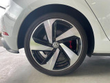 22540R18DCC付GTI専用アルミホイール。レッドキャリパーがアクセントです。
