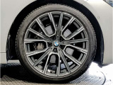 【BMWアロイホイル】軽量かつ強度に拘ったアロイホイル。走行性能ポテンシャルを引き出す設計。車の足元を引き締めてくれる大きなポイントはアロイホイルです。