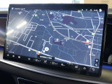 ダッシュボードの中心にありますメインモニターは15.6インチになります ナビゲーションはゼンリン製の地図データになりますので、日本車と同様にお使いいただけます