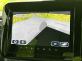 後方の様子を画面で確認でき、駐車時の安全確認をサポートします。画面内には表示切替などの項目もあり、後退時に周囲の状況を把握しやすい便利な装備です。