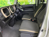 前席まわりは視界が開け、運転席と助手席の位置関係もすっきりとした印象です。シートには落ち着いた柄と明るいアクセントが入り、乗る人を選ばずなじみやすい室内空間です。
