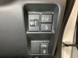 ハンドルの右側にはヘットライトリベライザーとHondaセンシング用のメインスイッチがついています。ヘッドライトリベライザーは道路状況や積荷の加重に応じてライトの高さを調節できます。