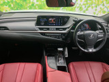 運転席まわりを見渡しやすく、前方の視界も確保しやすいレイアウトです。赤いシートが空間に彩りを添え、運転席と助手席それぞれで落ち着いてお過ごしいただけます。