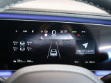 フラットなダッシュボードには小型モニターの多機能スピードメーターが埋め込まれています タイヤの空気圧や温度などもモニタリングできます