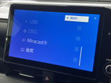 USBやディスク、Miracastなど複数の入力項目が一覧で表示され、選びたい音源を画面から確認できます。使いたいメニューを見つけやすく、車内での音楽再生に便利です。