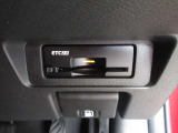 右ヘッドランプ画像です。LEDヘッドランプです。ハロゲンヘッドランプの約2倍の光量でより明るく遠くを照らし、夜間走行時の視認性を高めるとともに長寿命や省電力も魅力です。