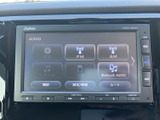FM・AMラジオのほか、Bluetooth AUDIOなどの選択肢が画面に並びます。用途に合わせて音源を選びやすく、通勤やお出かけの移動時間を快適に過ごすために活用できます。