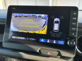 リバースギアに入れるだけで後方の表示へ切り替わります。夜間や雨の日の駐車も楽になりますよ。