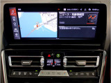 【ⅰドライブナビゲーション】文字情報も鮮明に表示する高解像度カラーディスプレイを採用。視認性に優れた地図デザインと特徴的な建造物を目印にした描写表示で現在位置を把握できます。地図データの更新も可能です