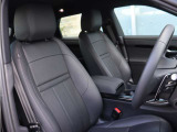 エボニーで統一された、落ち着きのある運転席。上質な素材感と洗練されたデザインが、イヴォークらしい雰囲気を引き立てます。