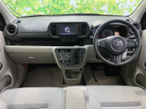 運転席まわりは前方の視界が広く、メーターや中央の画面を確認しやすいレイアウトです。フロントシートには肘掛けも備わり、日常の移動でも落ち着いて過ごせる空間です。