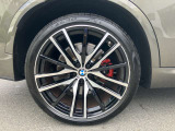 【BMWアロイホイール】軽量かつ強度に拘ったアロイホイール。走行性能ポテンシャルを引き出す設計。タイヤのサイドウォールが強化されたランフラットタイヤは、パンク時にタイヤがつぶれてもリムから外れません。