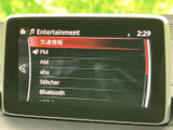 FMやAM、Bluetoothなど複数の音源が一覧で表示され、使いたい項目を選びやすい構成です。普段よく使う音楽やラジオを、画面から選択して楽しめます。