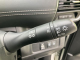レバーには各種マークが表示され、機能を目で確認しやすい仕様です。手元で扱う装備の表示がまとまっているため、日々の運転時にも必要な操作を把握しやすく、安心感につながります。