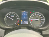 速度計や各種表示を運転席からひと目で確認しやすく、中央のディスプレイにも走行情報がまとまっています。必要な情報を把握しやすい配置で、日々の運転をサポートします。