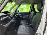 前席は運転席と助手席の間にゆとりがあり、開放感のある室内空間です。大きな窓から周囲を見渡しやすく、落ち着いた色調のシートで日常の移動も快適にお過ごしいただけます。