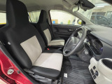 運転席は大きな座面と包み込むような背もたれが身体全体を支えます。上質なシートを採用し長時間の運転やコーナーの多い道も快適です。座ったときの頭上スペースも余裕たっぷりでロングドライブも楽チンです♪