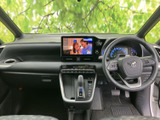 運転席から前方を見渡しやすいレイアウトで、メーターや中央画面も視界に収まりやすい配置。落ち着いた色調の室内で、ゆったりと過ごせる空間です。