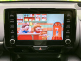 画面ではテレビ番組の映像を楽しめます。お出かけ先で停車している間の待ち時間などに、車内で映像を視聴できるのが便利。操作ボタンも画面の周囲にまとまり、扱いやすい配置です。