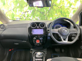 運転席まわりはメーターやナビ画面が視線の先にまとまり、前方を見ながら確認しやすい配置です。シートや足元にも落ち着いた色合いを取り入れ、日々の移動を気持ちよく過ごせる空間です。
