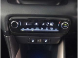 お車のキーはスマートキーです。キーを身につけた状態で車に近づき、ドアロックの解錠や施錠操作が出来ます。雨の日など両手がふさがっている時など、とっても便利ですね。