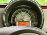 速度計とデジタル表示がまとまり、運転に必要な情報を確認しやすいメーターまわりです。表示が目に入りやすい配置で、走行中も視線の移動を抑えて情報を確かめられます。
