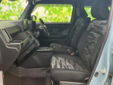前席は窓から外の様子を確かめやすく、運転席と助手席の間にもゆとりを感じる配置です。柄入りのシートが車内にアクセントを添え、すっきりとした空間にまとまっています。