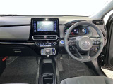 運転席周りのレイアウトをご覧ください。ナビゲーションが綺麗に装着されすっきり収まってますね!