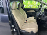明るい色合いのシートとゆとりを感じる座面で、運転席・助手席とも落ち着いて過ごせる空間です。窓からの視界も広がり、乗り降りの際にも室内の様子を確認しやすい配置になっています。