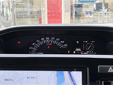 速度計を中心に、燃料やシフト位置など運転に必要な情報がまとまって表示されます。視線を大きく移さず確認しやすい配置で、日常の運転中も車両情報を把握しやすいメーターまわりです。